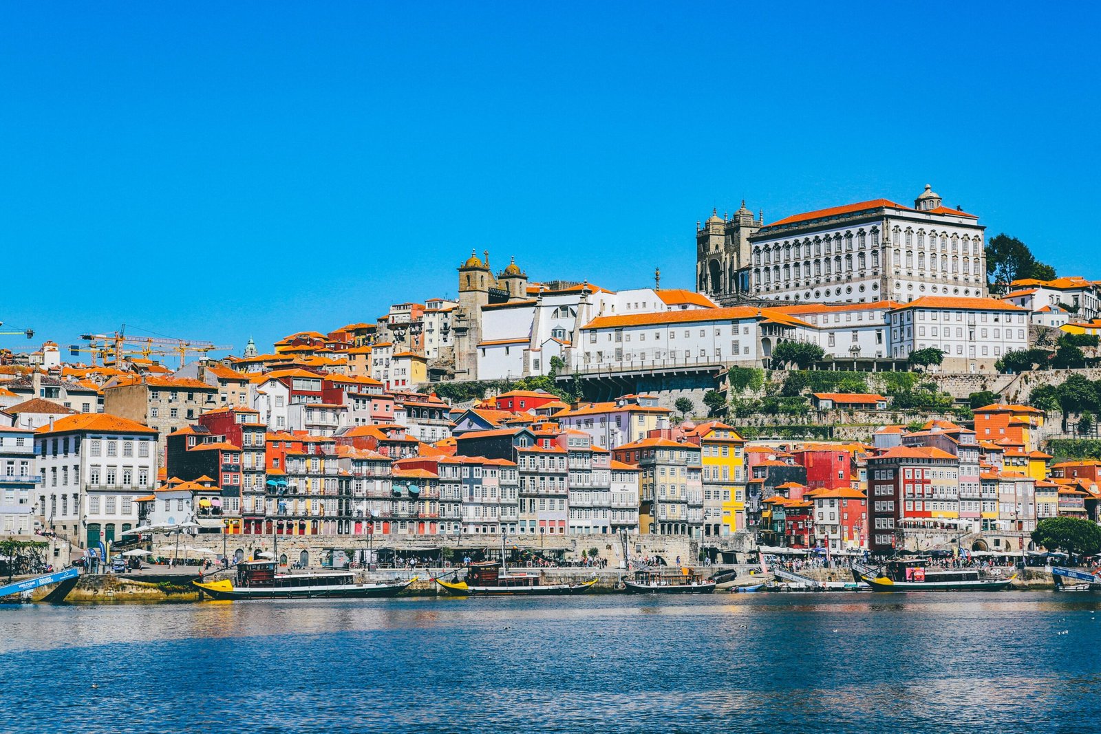 Picture of Lisabon, Portugal as one of the easiest countries for Americans to move to 